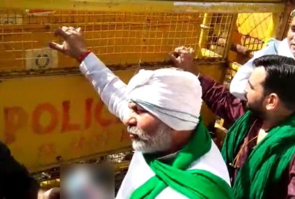 सुप्रीम कोर्ट के आदेश के बाद किसानों ने फ्लाईओवर के नीचे से हटाया टेंट